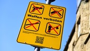 "Waffen verboten" steht auf einem Schild am Hamburger Hauptbahnhof. © picture alliance / CHROMORANGE Foto: Christian Ohde