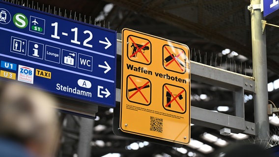 Ein Schild am Hamburger Hauptbahnhof klärt über das Waffenverbot auf. © picture alliance/dpa Foto: Niklas Graeber