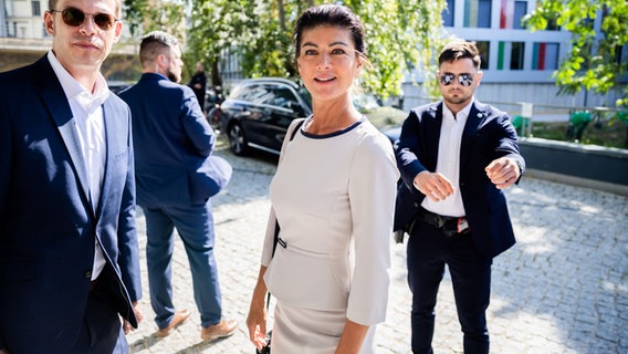 Sahra Wagenknecht, Parteivorsitzende des Bündnis Sahra Wagenknecht (BSW), kommt zu einer Pressekonferenz. © Christoph Soeder/dpa 