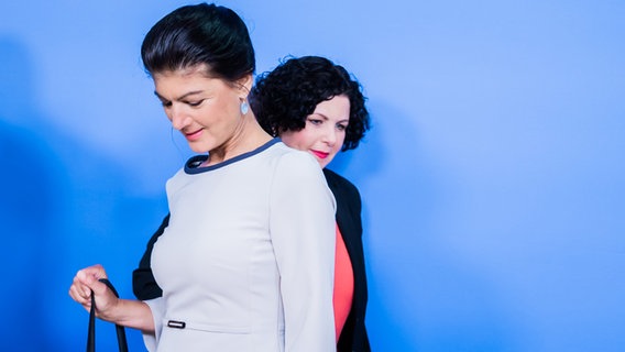 Die beiden BSW-Parteivorsitzenden Sahra Wagenknecht und Amira Mohamed Ali kommen zu einer Pressekonferenz. © Christoph Soeder/dpa 