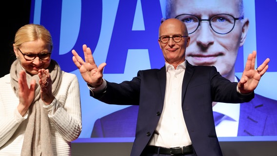 Hamburgs Erster Bürgermeister Peter Tschentscher freut sich bei der Wahlparty der SPD. © picture alliance/dpa | Christian Charisius 