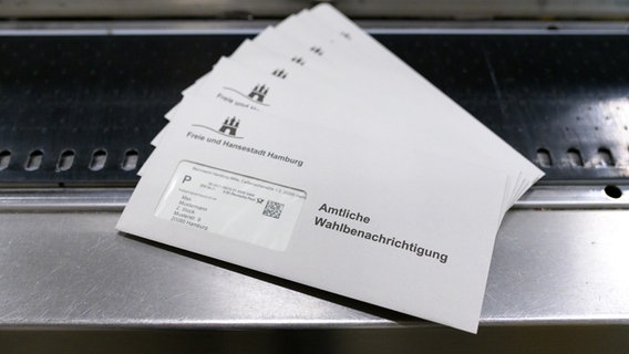 Musterbriefe mit der Aufschrift "Amtliche Wahlbenachrichtigung" liegen auf einem Stapel. (Archivfoto) © picture alliance/dpa Foto: Jonas Walzberg