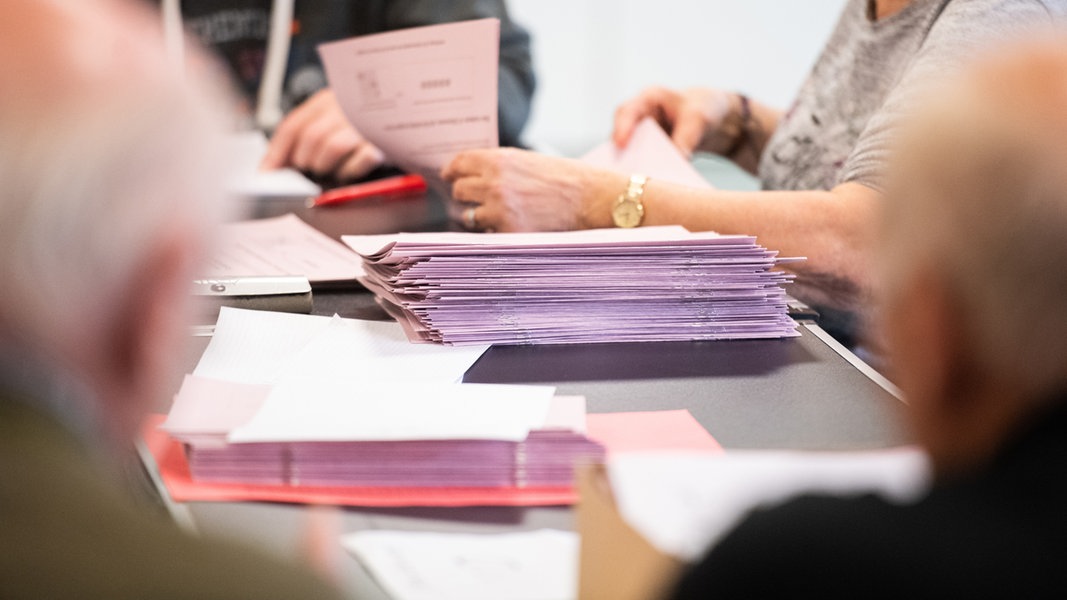 Wahlhelfer zählen in einem Wahllokal im Stadtteil Hamburg-Langenhorn die Stimmen für die Bürgerschaftswahl 2020 aus. 