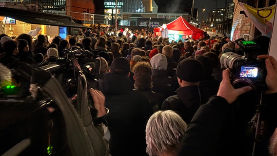 Menschen versammeln sich bei einer Wahlkampf-Veranstaltung der Linken an den Deichtorhallen. © NDR Foto: Jörn Straehler-Pohl