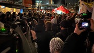 Menschen versammeln sich bei einer Wahlkampf-Veranstaltung der Linken an den Deichtorhallen. © NDR Foto: Jörn Straehler-Pohl