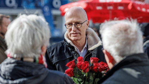 Hamburgs Bürgermeister Peter Tschentscher (SPD) verteilt im Wahlkampf Rosen. © picture alliance/dpa Foto: Markus Scholz