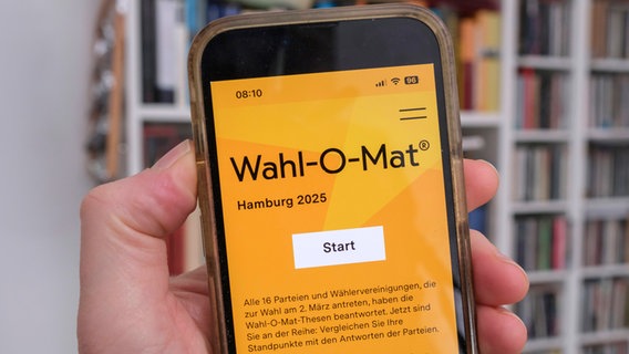 Der Wahl-O-Mat zur Bürgerschaftswahl 2025 in Hamburg ist auf einem Smartphone geöffnet. © IMAGO / Guido Schiefer 