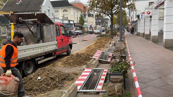 In Hamburg Othmarschen wird die Waitzstraße mit massiven Stahlpollern vor weiteren Autounfällen geschützt. © NDR Foto: Karsten Preußner