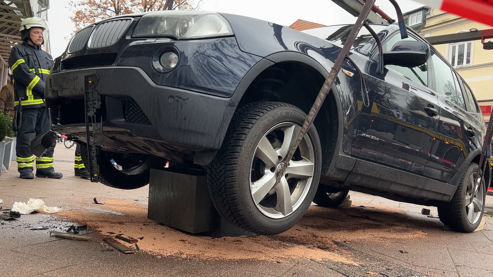 Unfall in der Waitzstraße in Hamburg: Auto kracht gegen Poller