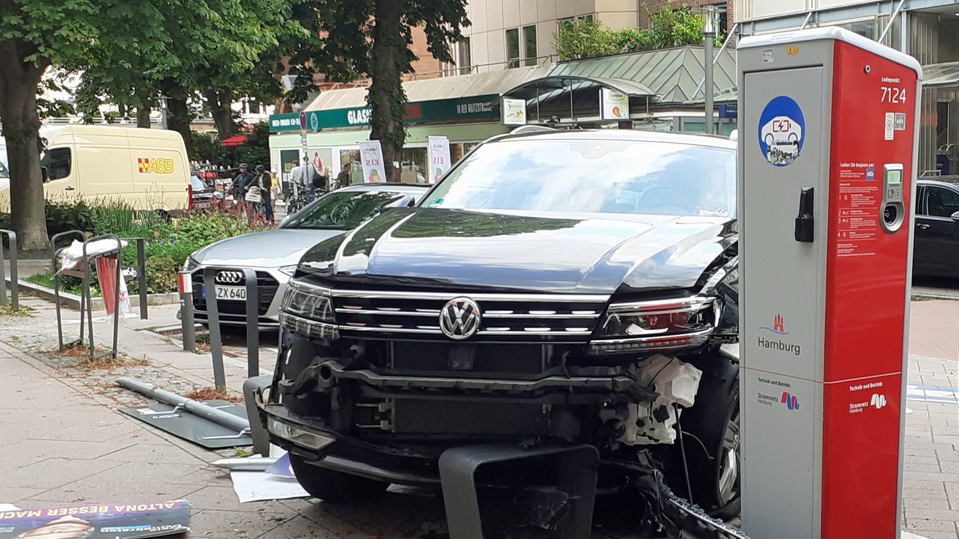 Wieder Unfall in der Waitzstraße: Auto rammt Poller