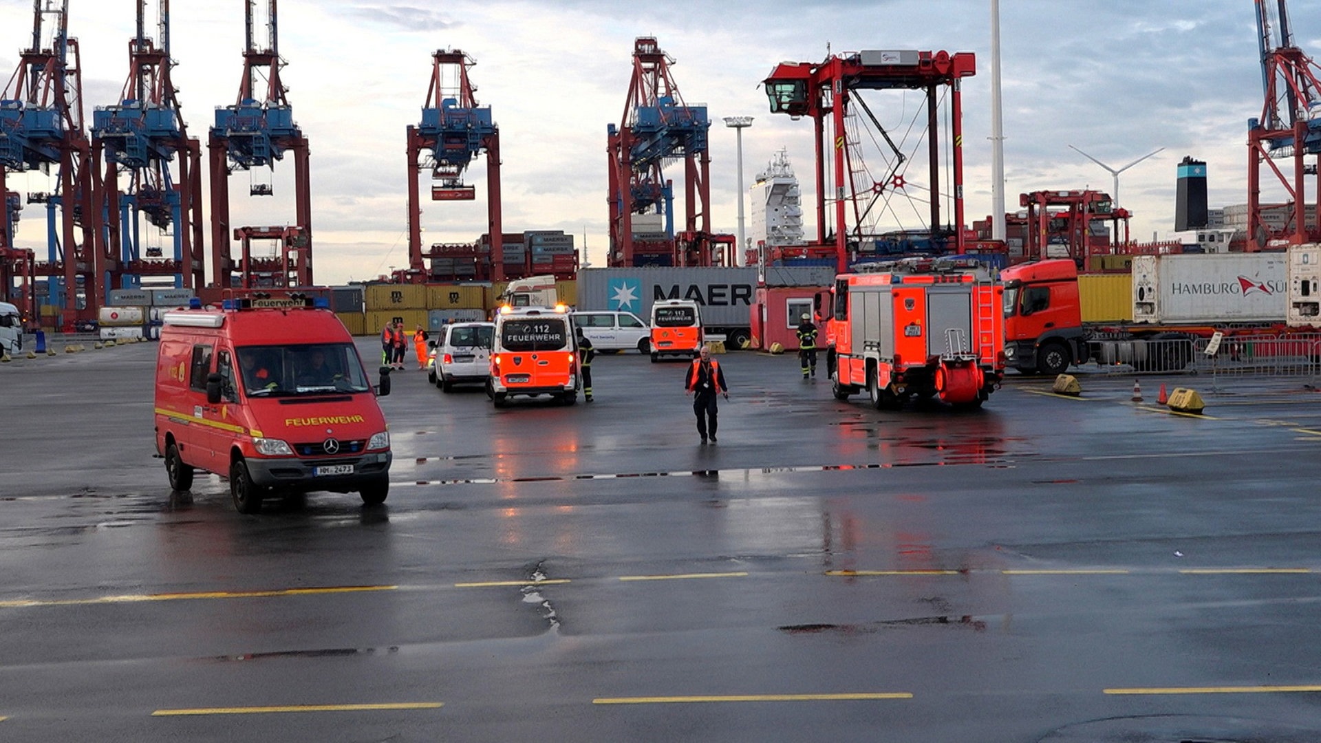 Unfall im Hamburger Hafen: Arbeiter von Lkw überfahren