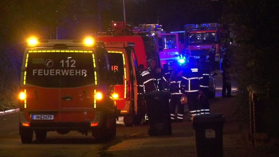 Feuerwehrleute bei einem Einsatz am Charlotte-Paulsen-Gymnasium in Hamburg-Wandsbek. © HamburgNews 