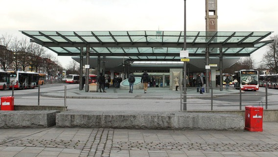 Menschen sind am Busbahnhof Wandsbek Markt in Hamburg unterwegs. (Archivfoto) © IMAGO Foto: Hanno Bode