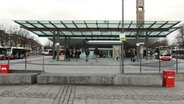 Menschen sind am Busbahnhof Wandsbek Markt in Hamburg unterwegs. (Archivfoto) © IMAGO Foto: Hanno Bode