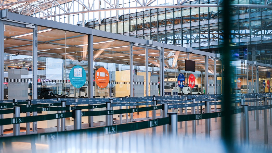Der Eingang zur menschenleeren Sicherheitskontrolle im Flughafen Hamburg. 