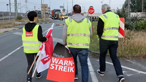 Streikende mit einem ver.di-Plakat in Hamburg. © picture alliance/dpa Foto: Bodo Marks