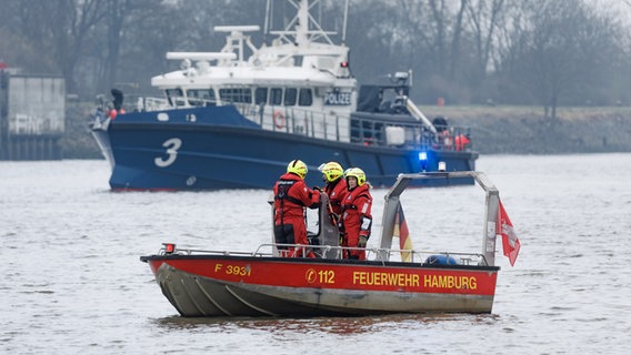 Boote von Feuerwehr und Polizei fahren Streife auf der Elbe vor Finkenwerder. © picture alliance Foto: Markus Scholz