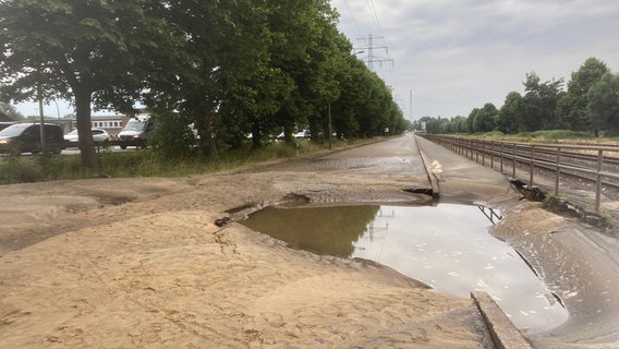 Nach einem Rohrbruch steht Wasser auf einer Zufahrtsstraße zur Köhlbrandbrücke. © NDR Foto: Anna Rüter