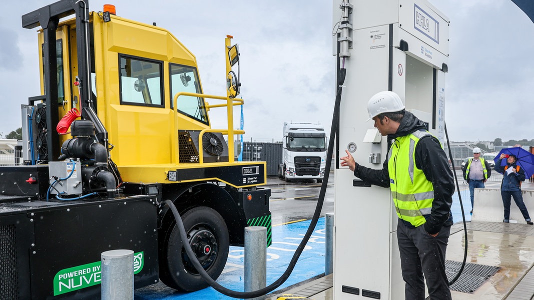 Testfeld inklusive einer Wasserstofftankstelle für wasserstoffbetriebene Geräte am HHLA Container Terminal Tollerort in Hamburg