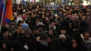 Teilnehmer der Demonstration "Alle gemeinsam gegen die AfD" des Hamburger Bündnisses gegen Rechts halten Plakate hoch. Die Proteste richten sich gegen den Auftritt der Kanzlerkandidatin und Bundessprecherin der AfD Weidel bei einer AfD-Wahlkampfveranstaltung im Hamburger Rathaus. © picture alliance/dpa | Marcus Brandt Foto: Marcus Brandt