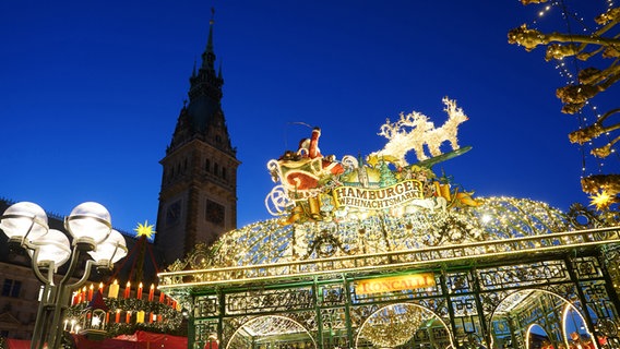 Blick auf den Eingang zum historischen Weihnachtsmarkt auf dem Rathausmarkt. © picture alliance / dpa Foto: Marcus Brandt