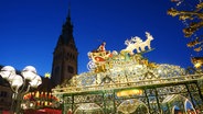 Blick auf den Eingang zum historischen Weihnachtsmarkt auf dem Rathausmarkt. © picture alliance / dpa Foto: Marcus Brandt