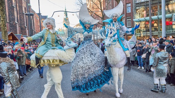 Stelzenläufer nehmen an der Hamburger Weihnachtsparade durch die Innenstadt auf der Mönckebergstraße teil. © picture alliance/dpa | Georg Wendt Foto: Georg Wendt