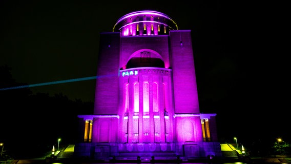 Das Planetarium im Stadtpark ist während einer Aktion der Organisation "Plan International" zum Weltmädchentag in pink beleuchtet. © picture alliance/dpa | Daniel Bockwoldt Foto: Daniel Bockwoldt