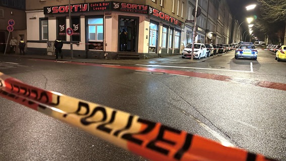 Flatterband der Polizei sperrt einen Tatort im Hamburger Stadtteil Wilstorf ab. © Uncredited/dpa 