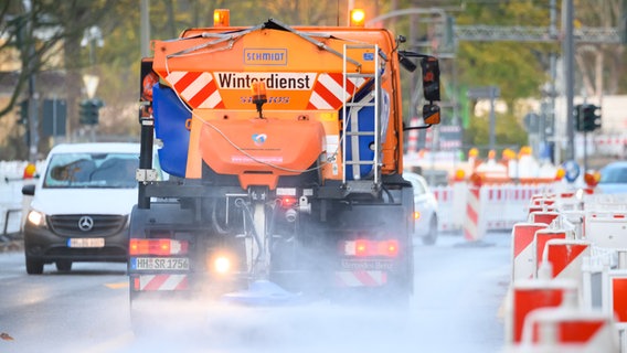 Ein Streufahrzeug der Stadtreinigung Hamburg streut am Morgen eine Straße. © dpa Foto: Jonas Walzberg