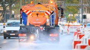 Ein Streufahrzeug der Stadtreinigung Hamburg streut am Morgen eine Straße. © dpa Foto: Jonas Walzberg