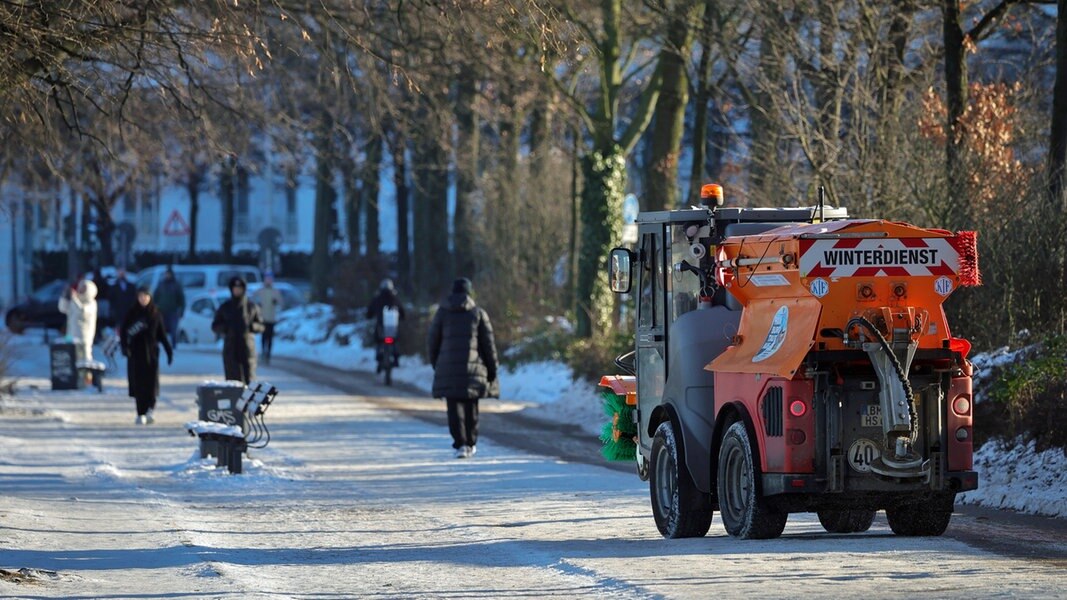 Ein Winterdienst-Fahrzeug der Stadtreinigung Hamburg auf dem Fuß- und Radweg an der Alster.