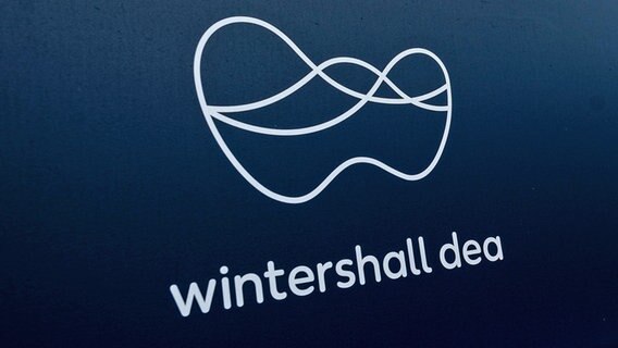 Das Logo des Gas- und Ölproduzenten Wintershall Dea ist an einem Schild zu sehen © picture alliance / dpa Foto: Swen Pförtner