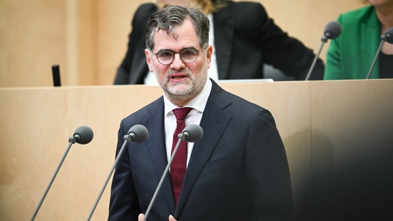 Wolfgang Schmidt (SPD), Chef des Bundeskanzleramts, spricht während der 1049. Plenarsitzung des Bundesrates. © picture alliance/dpa | Sebastian Christoph Gollnow Foto: Sebastian Christoph Gollnow