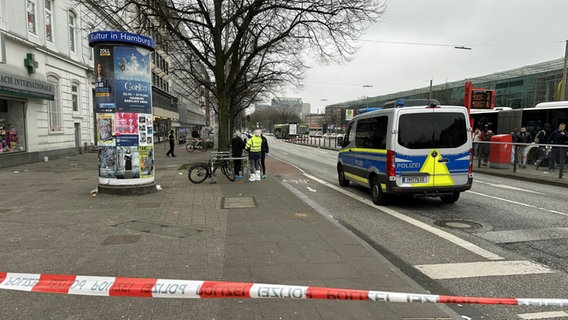 Nach Schüssen in der Nähe des ZOB hat die Polizei den Tatort abgeperrt. © NDR Foto: Finn Kessler