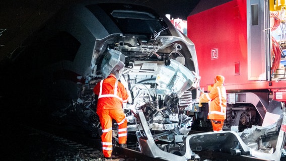 Techniker der Bahn arbeiten nach einem Zugunglück an einem beschädigten ICE. © Daniel Bockwoldt/dpa 