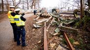 Polizisten stehen nach einem Zugunglück an der Unfallstelle. Bei einem Zusammenstoß eines ICE mit einem Lastwagen ist in Hamburg-Rönneburg ein Mensch ums Leben gekommen und mehrere wurden verletzt. © picture alliance / dpa 