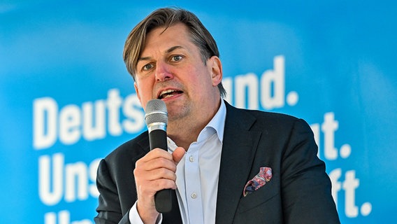 Der AfD-Spitzenkandidat für die Europawahl, Maximilian Krah, bei einer Rede im Wahlkampf auf einer Bühne. © IMAGO / Nordphoto 
