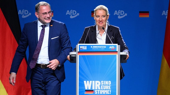 Die AfD-Bundesvorsitzenden Tino Chrupalla und Alice Weidel beim Bundesparteitag in Essen auf der Bühne. © dpa bildfunk Foto: Bernd von Jutrczenka