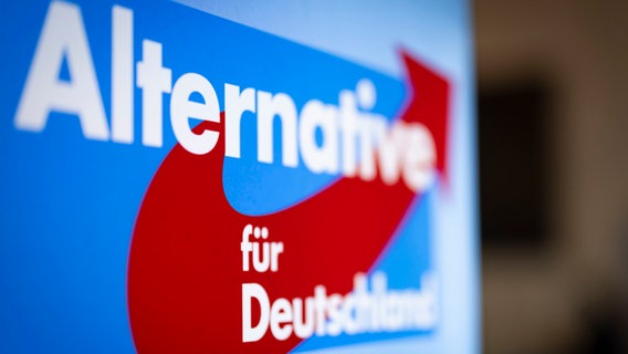 Ein Aufsteller mit dem Schriftzug Alternative für Deutschland und dem Logo der AfD. © dpa Foto: Christoph Reichwein