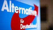 Ein Aufsteller mit dem Schriftzug Alternative für Deutschland und dem Logo der AfD. © dpa Foto: Christoph Reichwein