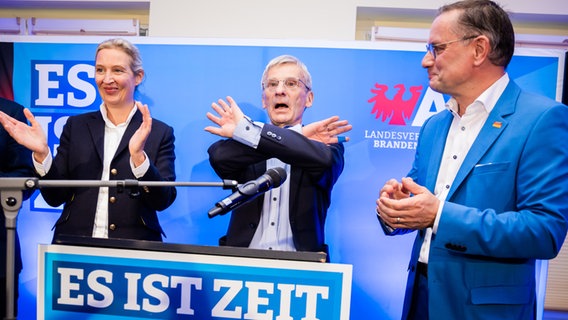 Die AfD-Bundessprecher Alice Weidel (li.) und Tino Chrupalla (re.) auf der Wahlparty in Brandenburg zusammen mit Spitzenkandidat Hans-Christoph Berndt. © dpa Foto: Christoph Soeder