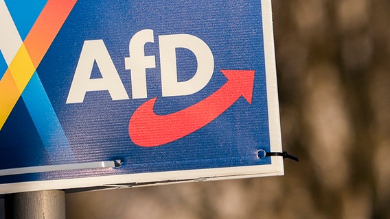 Auf der Ecke eines AfD-Wahlplakats zur Bundestagswahl ist das Logo der Partei zu sehen. © picture alliance / foto2press Foto: Oliver Zimmermann