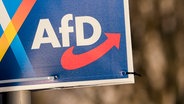 Auf der Ecke eines AfD-Wahlplakats zur Bundestagswahl ist das Logo der Partei zu sehen. © picture alliance / foto2press Foto: Oliver Zimmermann