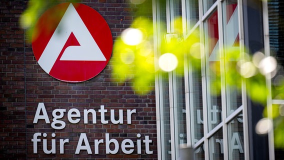 Der Schriftzug "Agentur für Arbeit" hängt an einem Gebäude im niedersächsischen Oldenburg. © dpa Foto: Sina Schuldt