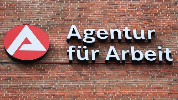 Das Logo der Agentur für Arbeit in Hamburg. © picture alliance / Maximilian Koch 