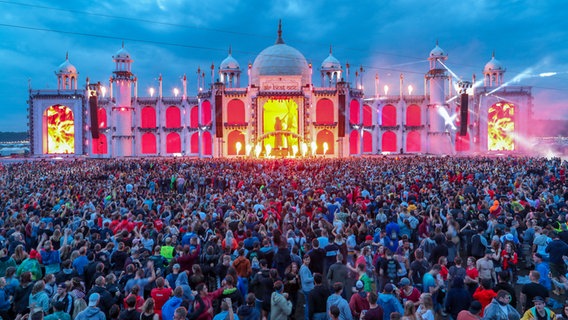 Besucher tanzen vor der Hauptbühne des Elektro-Festivals "Airbeat One" in Neustadt-Glewe, Mecklenburg-Vorpommern. © dpa-Bildfunk Foto: Jens Büttner, dpa