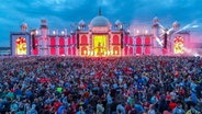 Besucher tanzen vor der Hauptbühne des Elektro-Festivals "Airbeat One" in Neustadt-Glewe, Mecklenburg-Vorpommern. © dpa-Bildfunk Foto: Jens Büttner, dpa