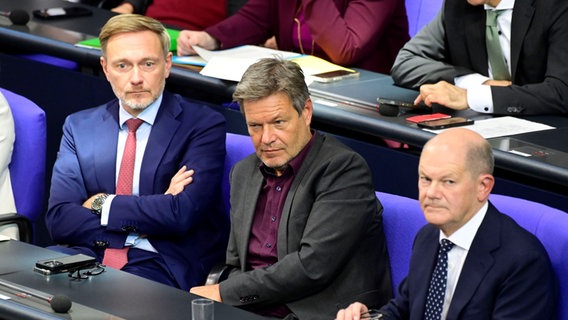 Christian Lindner, Robert Habeck und Olaf Scholz in der 193. Sitzung des Deutschen Bundestages im Reichstagsgebäude. © picture alliance / Geisler-Fotopress | Frederic Kern/Geisler-Fotopress Foto: Frederic Kern