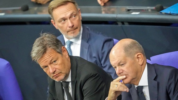 Finanzminister Christian Lindner (M.), Wirtschaftsminister Robert Habeck (l.) und Bundeskanzler Olaf Scholz auf ihren Plätzen im Bundestag. © dpa bildfunk Foto: Kay Nietfeld